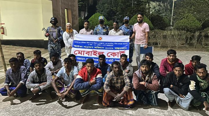 মেঘনায় জাটকা শিকারের দায়ে ১৭ জেলে আটক